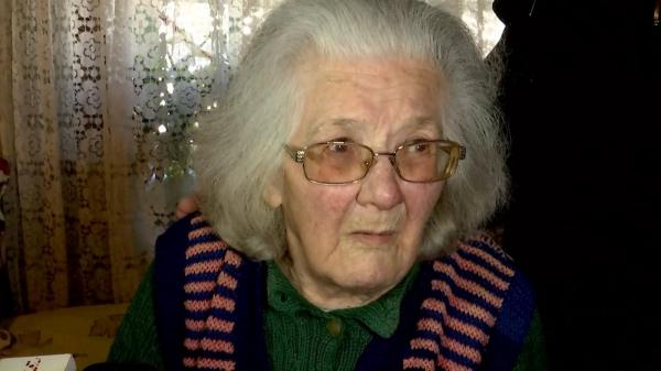 Mobilizare emoţionantă pentru Elena: Oameni din toată ţara vor să o ajute pe bătrâna care a sunat la 112 pentru că murea de frig