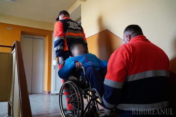 Ca-n România: Copil în scaun cu rotile din Oradea, urcat 7 etaje de ambulanțieri, după ce liftul a fost deconectat de la curent pentru neplată