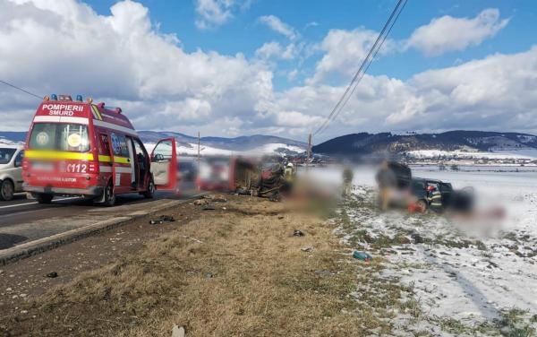 Tragedie cu doi morți, între care o fată de 18 ani, pe un drum din Covasna. Alte patru persoane au ajuns la spital