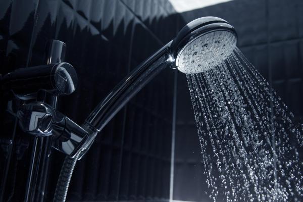 Francezii fac duş fără săpun sau nu mai folosesc deodorant, de frica sărăciei