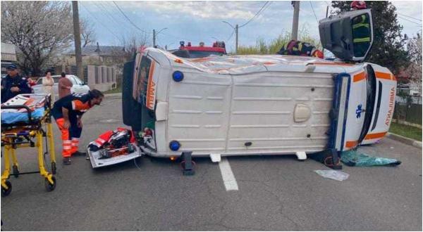 Copil de un an, rănit după ce ambulanța cu care era dus la spital a fost izbită din plin de o mașină, pe un drum din Ialomița