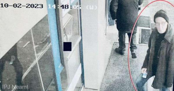 Bărbat căutat de poliţişti după ce a furat bani dintr-un bancomat din Piatra-Neamţ