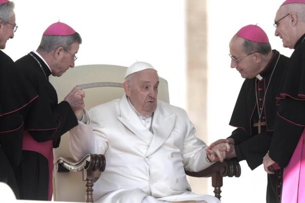 Papa Francisc, spitalizat cu o infecţie respiratorie. Suveranul Pontif a fost testat pentru COVID