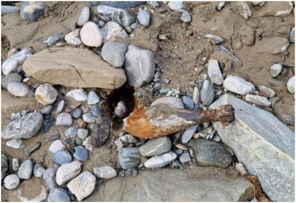 Bombă de aruncător din Primul Război Mondial, găsită pe malul unui râu, în Argeș. Descoperirea unui bărbat care ieșise la plimbare