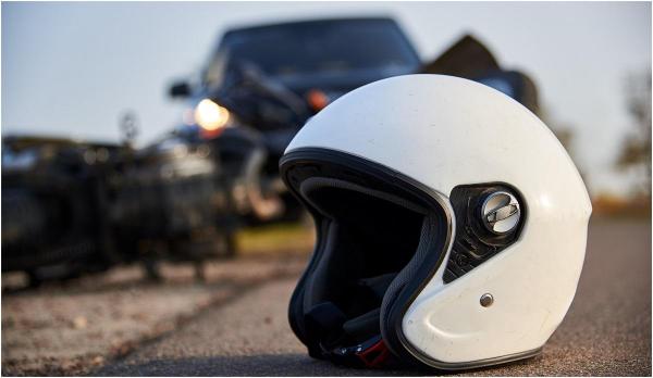 Un motociclist de 52 de ani a murit, după ce a intrat pe contrasens şi s-a izbit de o mașină