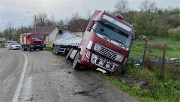 Un TIR încărcat cu bere s-a răsturnat pe o șosea din Bistriţa-Năsăud, după ce șoferul s-a urcat băut la volan