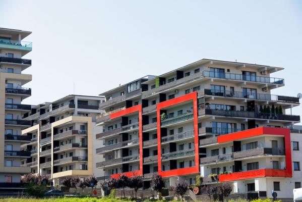 Doi bărbaţi din Cluj, cercetaţi după ce au încercat să vândă apartamente inexistente către 19 persoane. Doi oameni au picat în plasă şi le-au plătit 15.000 de euro