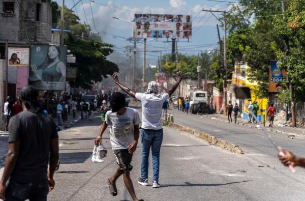 12 presupuși criminali, bătuți până la moarte și incendiați pe străzi, în plină zi. Imagini de groază în Port-au-Prince