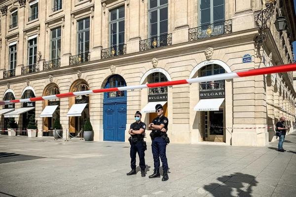 Magazin de bijuterii din centrul Parisului, jefuit de trei hoţi care s-au făcut nevăzuţi pe motociclete. Prejudiciul, în curs de evaluare