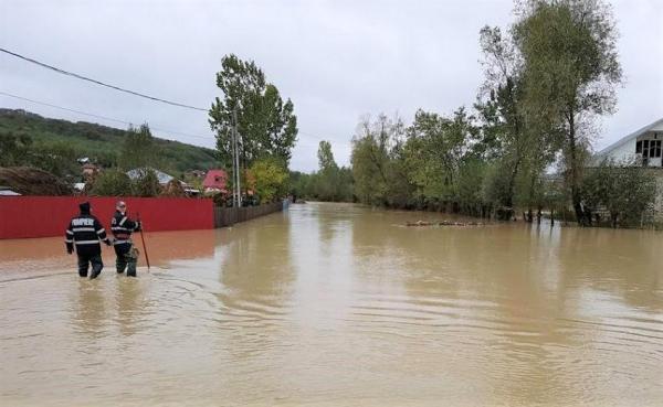 Alertă de inundații în România. Râuri din 13 județe, sub avertizări cod galben și portocaliu până miercuri noapte