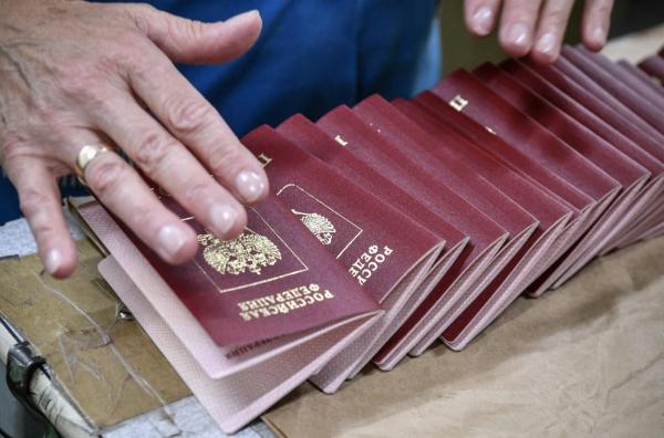 Rusia confiscă paşapoartele elitei pentru a nu "dezerta". Oficialii și oligarhii, tot mai supărați că nu-şi pot cheltui averile în Occident