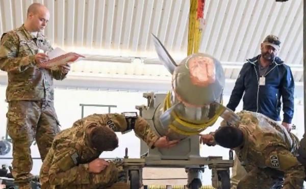 O bombă nucleară americană ar fi fost avariată la o bază din Europa şi lipită cu bandă adezivă roz - raport