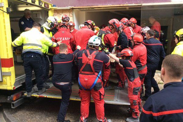 Femeie de 391 de kg, evacuată de pompieri după ce au spart peretele şi podeaua casei, în Franţa. Peste 60 de persoane implicate în intervenţie