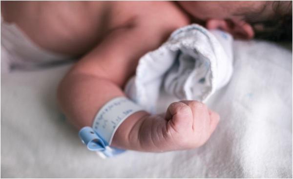 Un bebeluș de două luni a ajuns la spital în stop cardio-respirator, malnutrit şi deshidratat. Declarațiile mamei se bat cap în cap