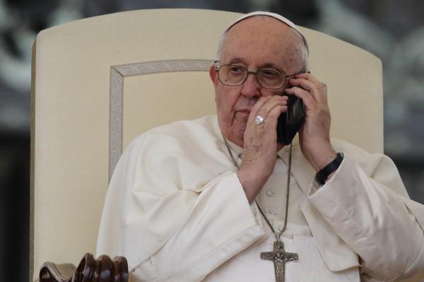 Papa Francisc şi-a întrerupt audienţa din Piaţa Sfântul Petru pentru a răspunde la telefon
