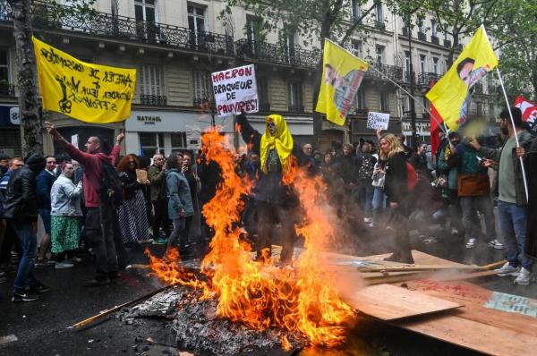 Proteste violente în Franţa: cel puţin 540 de persoane, arestate. Jandarmul lovit cu un cocktail Molotov este în spital