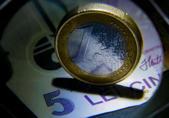 Leul românesc a început bine săptămâna, în raport cu moneda unică euro