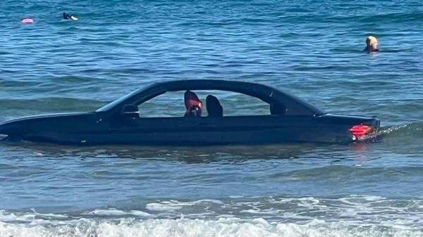 "Nu puteți parca acolo, domnule!" BMW luat de valuri, după ce șoferul și-a lăsat bolidul aproape de malul mării, pe o plajă din Cornwall, în Anglia