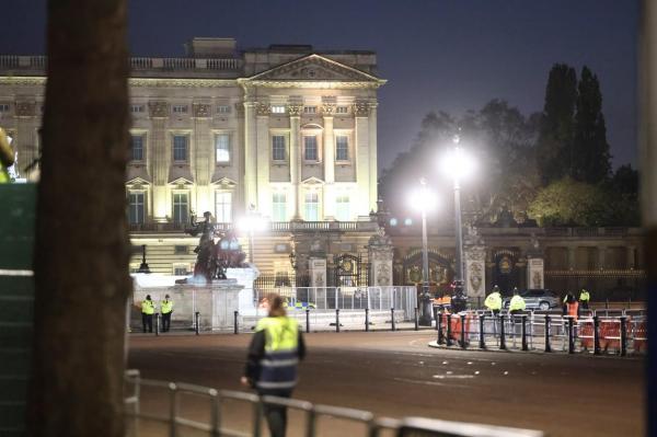 Un bărbat a fost arestat după ce a aruncat cartuşe de armă în curtea Palatului Buckingham. Suspectul ar avea probleme psihice