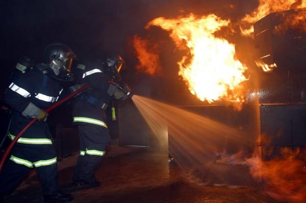 O casă din Franţa s-a făcut scrum, cuprinsă de flăcări
