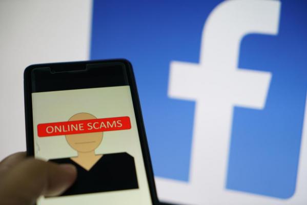 Pericol de fraudă pe Facebook. Modul în care mai multe conturi oficiale ţi-ar putea cere datele bancare