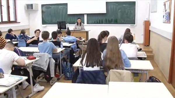 Un profesor din Sibiu ar fi fost bătut de soţul directoarei unui liceu pentru că a refuzat să încheie mediile clasei a 12-a. Fiul directoarei, elev în clasa a 12-a
