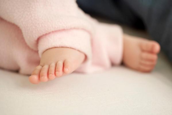 "Copilul a fost strivit". O fetiță româncă de 4 luni a murit în patul unde dormea cu fratele mai mare și părinții, în Italia