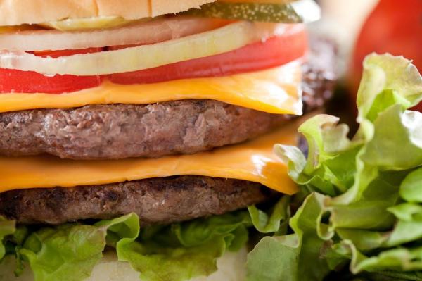 Un clujean vrea să vândă cel mai scump burger din lume, la Untold. Recordul de 6.000 de dolari e deţinut de SUA