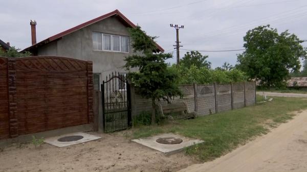 România, în "război" cu WC-ul din fundul curţii. Guvernul va oferi până 1.900 de euro celor care se branşează la reţelele de apă şi canalizare