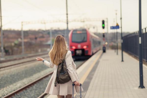 Femeie jefuită şi agresată sexual în gara din Braşov. Un bărbat beat a urmărit-o în tren, i-a furat telefonul şi portofelul şi a pipăit-o