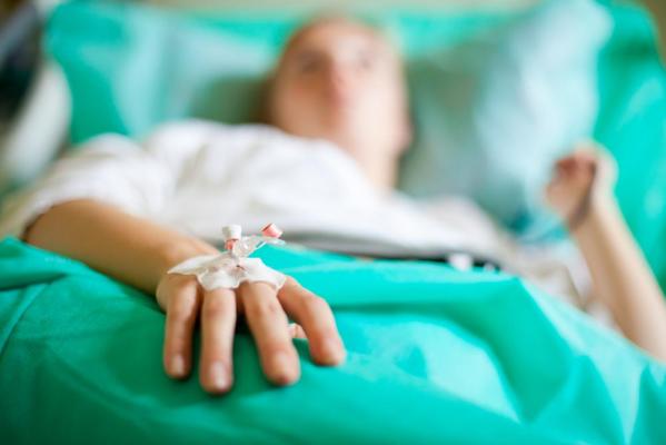 O tânără din Vaslui a fost operată de apendicită, deşi avea tumoare la colon