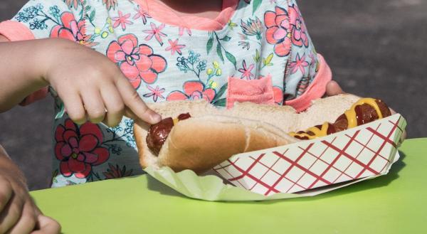 O fetiţă a murit înecată cu un hotdog, sub ochii îngroziţi ai părinţilor, într-un restaurant din Washington. Peste câteva zile împlinea 5 ani