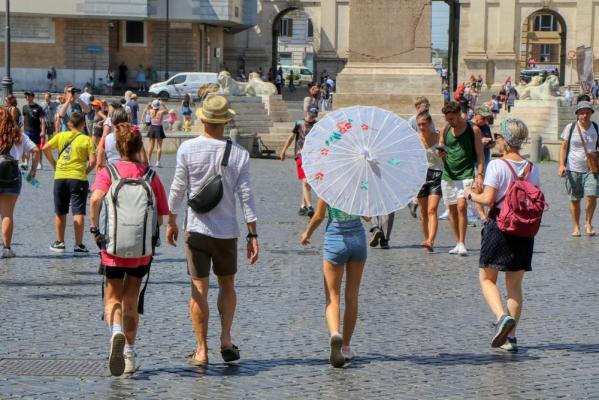 Italia, atacată de un val de căldură extremă. Opt oraşe, plasate sub cod roşu de caniculă cu temperaturi de peste 40 de grade