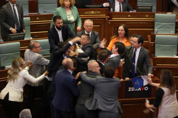 Încăierare în Parlamentul din Kosovo
