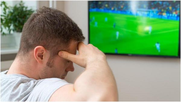 Femeie din UK, condamnată pentru hărțuire după ce și-a sunat soțul de prea multe ori, când se uita la meci cu prietenii