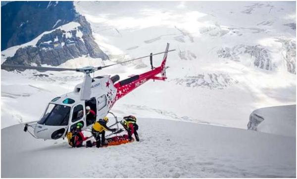 Operaţiune dramatică de salvare pentru un alpinist căzut de pe un perete de gheaţă, în Alpii elveţieni. Bărbatul a ajuns în stare gravă la spital