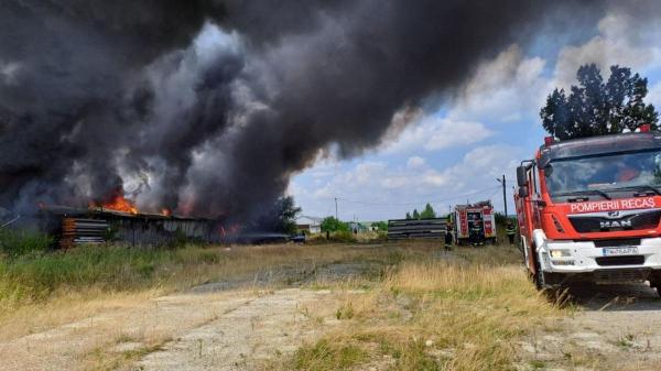 Zeci de pompieri au intervenit pentru a lichida incendiul de la Recaş