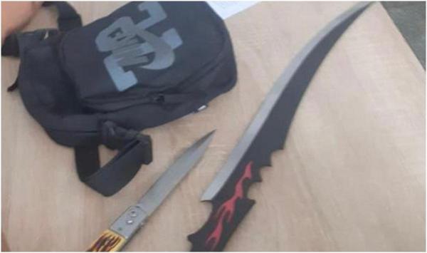 Tânăr de 19 ani, prins de un jandarm cu o macetă de aproape un metru şi un cuţit, într-un loc de joacă pentru copii din Caraş-Severin