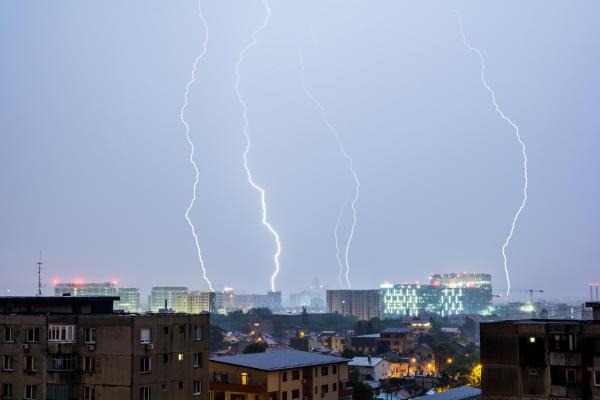 furtună cu fulgere în București