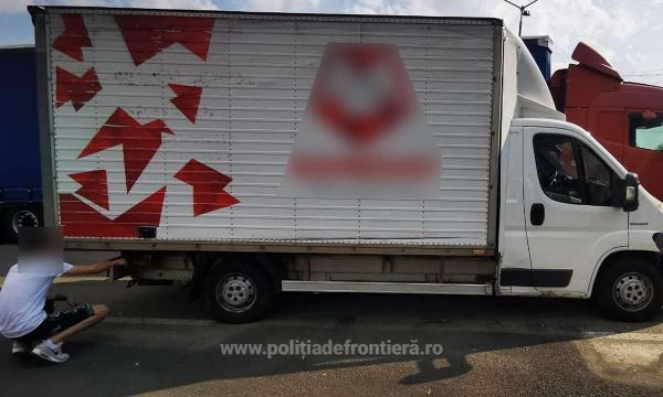 Zeci de cetăţeni străini, prinşi când încercau să treacă ilegal în Ungaria, la Nădlac II. 19 dintre ei, ascunşi într-un camion