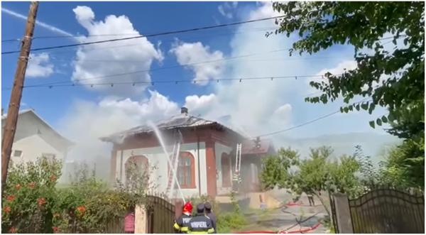 Acoperişul unei case din Argeş, în flăcări din cauza generatorului panourilor fotovoltaice. Patru autospeciale de pompieri au intervenit