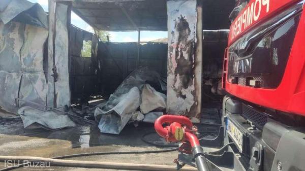 Incendiu la un service auto din județul Buzău