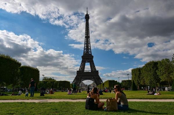Turnul Eiffel, evacuat în urma unei ameninţări cu bombă. Clipe de panică în jurul unuia dintre cele mai vizitate obiective din lume