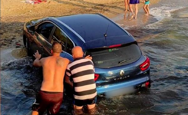 Un român a plonjat cu maşina în mare de pe un dig, în insula Thassos. Renault-ul bucureșteanului a fost scos din apă de turiști