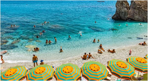 Noua regulă de pe plajele italiene care a stârnit furie. Localnicii vor să dea autorităţile în judecată: "Am mers deja prea departe"