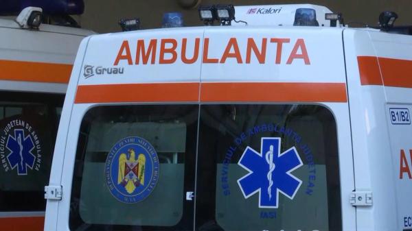 Impact violent între două maşini, în Arad. Patru persoane grav rănite, un poliţist a intrat în comă în urma coliziunii