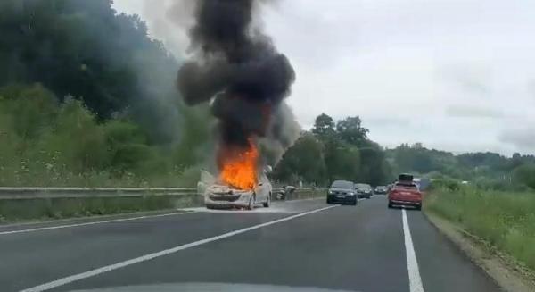 Maşina implicată în incidentul din Caraş-Severin a ars în totalitate