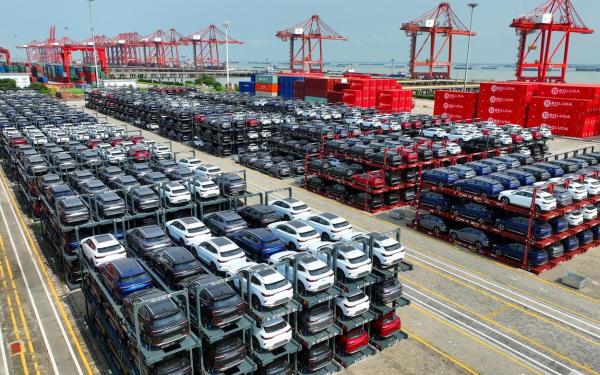 Chinezii inundă piaţa cu maşini electrice ieftine, se plânge UE. Miza uriaşă a războiului pentru baterii cu China