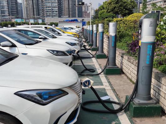 Mașini electrice la încărcat într-un oraș din China
