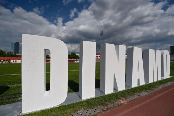 Un fotbalist de 14 ani de la CS Dinamo şi-a înjunghiat un coleg în spate cu foarfeca în căminul clubului. "Au lipsit 2 milimetri să-i atingă plămânul”